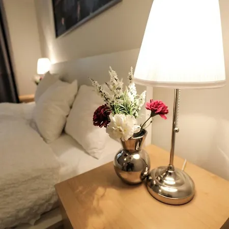 Apartments In Mala Strana - 10 Minutes From Charles Bridge