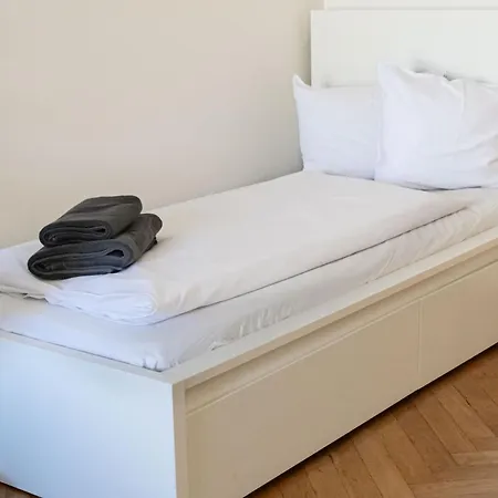 Petrin Park Apartments - 10 Min Walk To Charles Bridge * プラハ