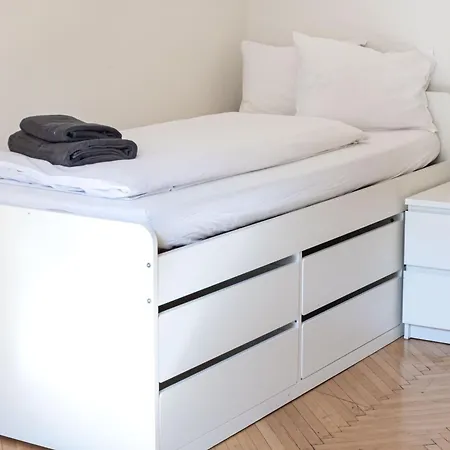Petrin Park Apartments - 10 Min Walk To Charles Bridge アパート *