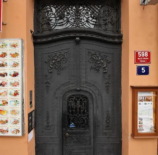 In Mala Strana - 10 Minutes From Charles Bridge アパート