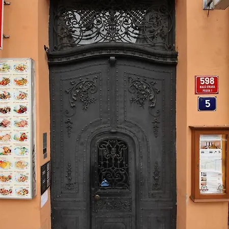 In Mala Strana - 10 Minutes From Charles Bridge Апартаменты